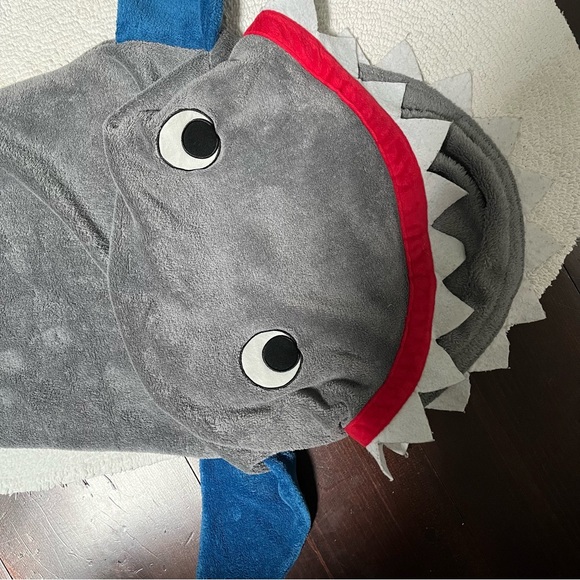 Blankie Tails kids Shark Blanket - Picture 3 of 12
